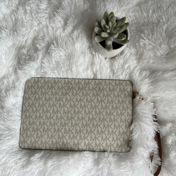 Micheal Kors Logo Travel Wristlet Large - Picture 2 of 7